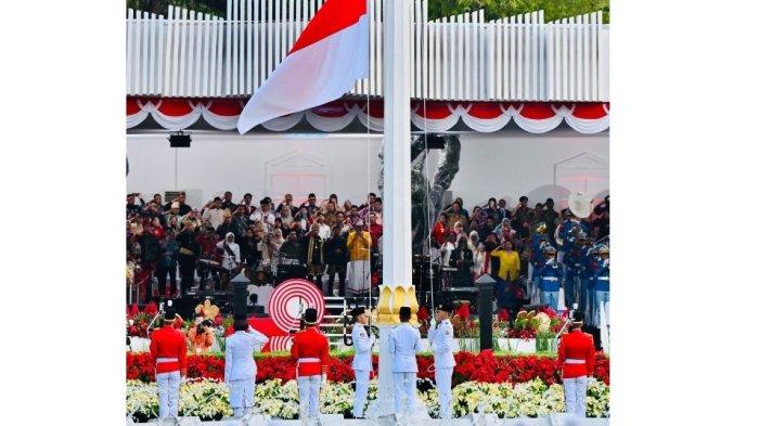 Raja Shiam Al Ghiffary Panjiyoga putra dari Kasat Narkoba Polres Jakarta Barat bertugas sebagai penurun bendera di Istana Negara pada HUT ke-78 RI
