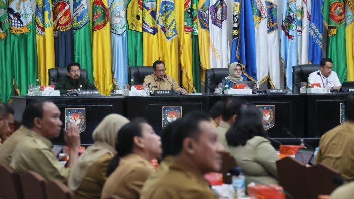 Menteri Dalam Negeri (Mendagri) Muhammad Tito Karnavian, saat memimpin Rapat Koordinasi (Rakor) Pengendalian Inflasi secara hybrid dari Gedung Sasana Bhakti Praja (SBP), Kantor Pusat Kementerian Dalam Negeri (Kemendagri), Jakarta, Senin (9/10/2023).