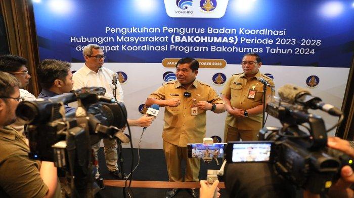 Sekjen Kemendagri Suhajar Diantoro memberikan keterangan pers usai acara Pengukuhan Pengurus Bakohumas Periode 2023-2028 dan Rapat Koordinasi Program Bakohumas 2024 yang dilakukan secara hybrid dari The Westin Jakarta, Senin (23/10/2023).