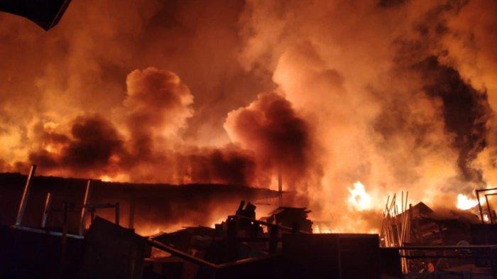 Ratusan personel Damkar Jakarta Timur dikerahkan guna padamkan kebakaran lahan lebih kurang dua ribu meter di Tipar Cakung Barat samping Rusun Albo, kecamatan Cakung, Jakarta Timur, Jumat (6/10/2023).