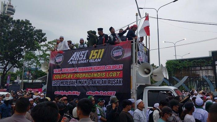 Ratusan demonstran yang tergabung dalam Gerakan Nasional Anti LGBT (Granati LGBT) bersedia membubarkan diri dari Gelora Bung Karno, Jakarta.