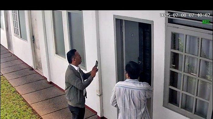 PATUT DICURIGAI - Rekaman CCTV detik-detik ditemukan diplomat muda Kementerian Luar Negeri (Kemenlu) berinisial ADP (39), yang tewas di sebuah indekos di Jalan Gondangdia Kecil, Menteng, Jakarta Pusat. Ternyata ada dua orang yang datang.