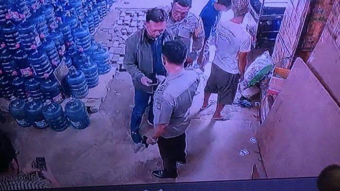Rekaman layar CCTV terkait aksi seorang polisi gadungan (bawah) di Jalan Selat Bali Blok E11 No 5A RT 04/RW 17 Kelurahan Duren Sawit, Kecamatan Duren Sawit, Jakarta Timur, yang tengah dimintai keterangan oleh unit Reskrim Polsek Duren Sawit, Rabu (3/4/2024).