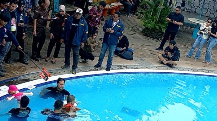 Pemain sinetron Tamara Tyasmara ikut melihat proses rekonstruksi kasus pembunuhan Raden Andante Khalif Pramudityo atau Dante di kolam renang di Duren Sawit, Jakarta Timur, Rabu (28/2/2024). Mendiang Dante adalah anak Tamara Tyasmara dan Angger Dimas. Proses rekonstruksi dilakukan penyidik Jatanras Direktorat Reserse Kriminal Umum Polda Metro Jaya.