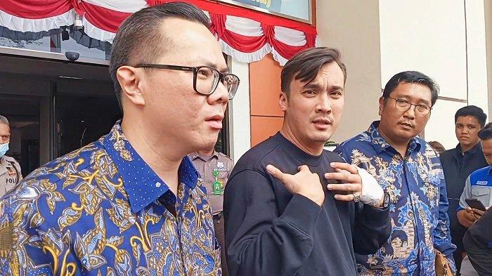 Rendy Kjaernett dan kuasa hukumnya memberikan keterangan terkait proses perceraiannya dengan Lady Nayoan di Pengadilan Negeri Bekasi, Jawa Barat, Rabu (2/8/2023).