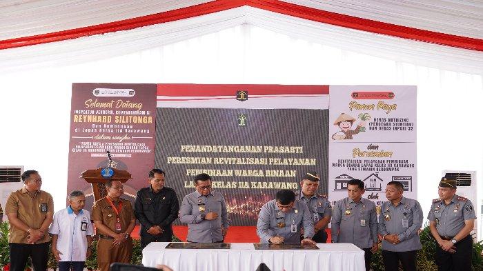 Inspektur Jenderal Kementerian Hukum dan HAM, Reynhard Silitonga memberikan saat meresmikan Revitalisasi Pelayanan Pembinaan Warga Binaan dan Panen Raya pada Lapas Kelas IIA Karawang, Selasa (7/5/2024).