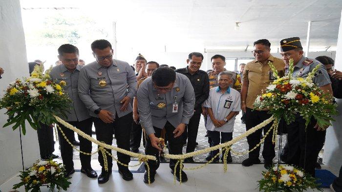 Inspektur Jenderal Kementerian Hukum dan HAM, Reynhard Silitonga memberikan saat meresmikan Revitalisasi Pelayanan Pembinaan Warga Binaan dan Panen Raya pada Lapas Kelas IIA Karawang, Selasa (7/5/2024).