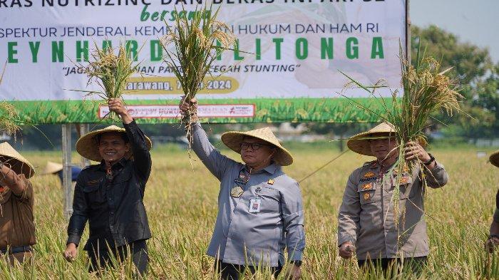 Inspektur Jenderal Kementerian Hukum dan HAM, Reynhard Silitonga memberikan saat meresmikan Revitalisasi Pelayanan Pembinaan Warga Binaan dan Panen Raya pada Lapas Kelas IIA Karawang, Selasa (7/5/2024).