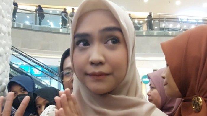 YouTuber dan pemain film Ria Ricis telah menceraikan Teuku Ryan. Hal ini sungguh melukai hatinya.