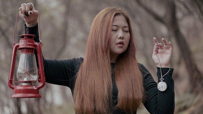 Riani Sovana yang dikenal sebagai penyanyi dan penulis lagu ini mengenalkan single terbarunya berjudul Menjadi, Rabu (20/9/2023). Menariknya, lagu Menjadi ini berjudul asli Bring Your Joy yang diciptakan Tom Gants, penulis lagu asal Amerika Serikat.