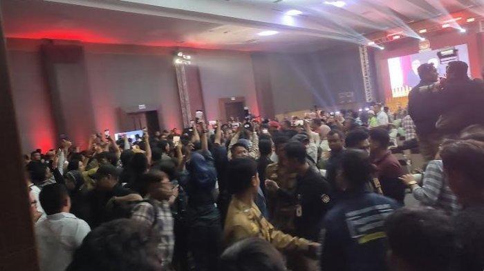 Ricuh antar pendukung calon gubernur (cagub) Sumatera Utara dalam Debat Pilkada Sumut di Hotel Santika, Kota Medan, Sumatera Utara pada Rabu (6/11/2024) malam.