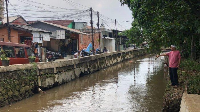 Rudi Rohendi tengah menunjukkan kondisi turap yang rusak, Selasa (4/7/2023).