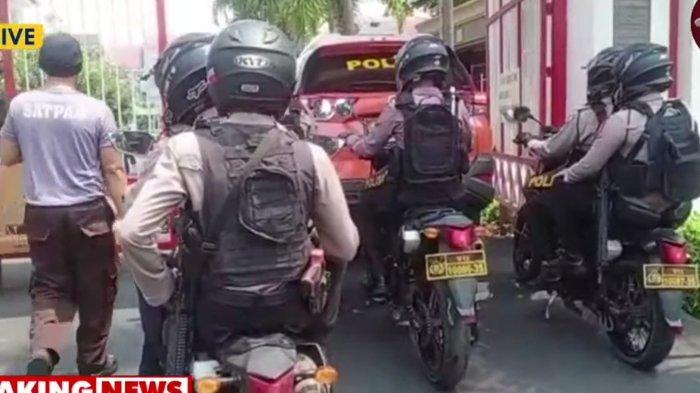 Rumah Ketua Komisi Pemberantasan Korupsi (KPK) Firli Bahuri di Villa Galaxy, Jaka Setia, Kota Bekasi, Jawa Barat digeledah polisi terkait dugaan pemerasan Syahrul Yasin Limpo, Kamis (26/10/2023).