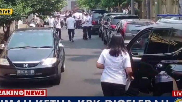 Rumah Ketua Komisi Pemberantasan Korupsi (KPK) Firli Bahuri di Villa Galaxy, Jaka Setia, Kota Bekasi, Jawa Barat digeledah polisi terkait dugaan pemerasan Syahrul Yasin Limpo, Kamis (26/10/2023).