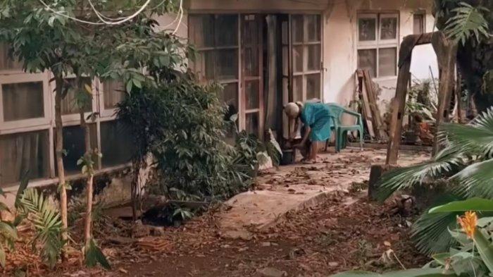 Rumah Oma Metia, putri jenderal polisi yang tinggal di rumah nyaris roboh di Cipete Utara, Jakarta Selatan.