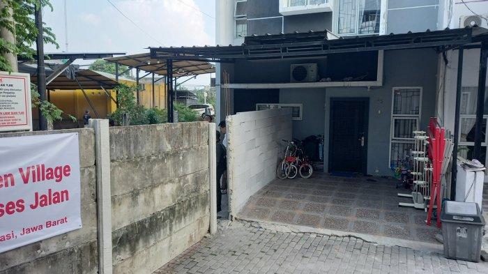 Rumah Rudiyanto (33), warga Green Village Kota Bekasi yang baru menempati sejak akhir 2019 lalu kini tidak mengakses jalan yang digunakan untuk lalu lintas kendaraan karena ditutup beton oleh pemilik lahan yang memenangkan sengketa.