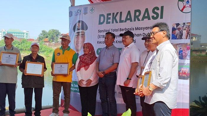 SANITASI TOTAL - Wali Kota Jakarta Timur, Munjirin berfoto bersama dengan Ketua RW Kelurahan Dukuh, Kramat Jati, Jakarta Timur pada Minggu (18/5/2025). Dalam deklarasi tersebut, Munjirin berharap program sanitasi di tingkat kelurahan bisa meningkatkan kesehatan masyarakat.  
