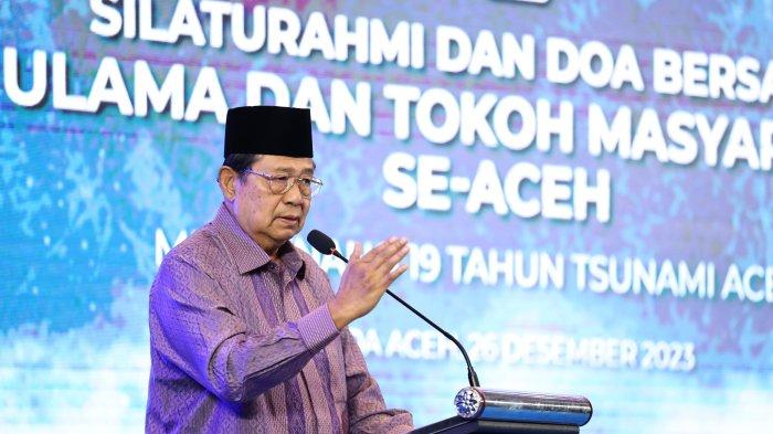 Presiden RI ke-6 Susilo Bambang Yudhoyono (SBY) di acara Silturahmi Tokoh dan Ulama Aceh sekaligus Mengenang 19 Tahun Tsunami Aceh, yang digelar di Ballroom Hermes Palace Hotel, Banda Aceh, pada Selasa (26/12/2023).