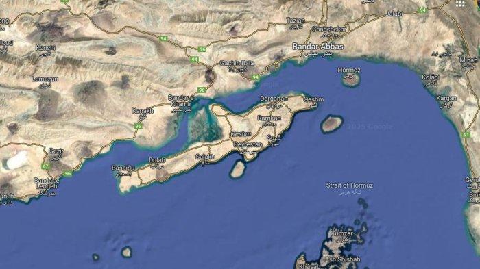 SELAT HORMUZ IRAN - Setelah serangan militer Amerika Serikat (AS), Iran mengancam akan menutup Selat Hormuz, jalur vital bagi perdagangan minyak dunia dan akan membuat harga minya dunia melonjak. Ancaman Iran menutup Selat Hormuz menjadi sorotan pelaku industri migas global, termasuk PT Pertamina (Persero) dan berikut sejumlah antisipasinya. (Maps Google)