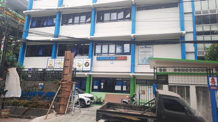 SMPN 88 Palmerah Jakarta Barat lokasi tiga siswa ditabrak oleh gurunya menggunakan mobil Suzuki Ertiga, Kamis (18/1/2024).