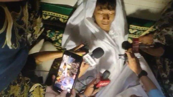 Saka Tatal menjalani ritual sumpah pocong di Padepokan Agung Amparan Jati, Cirebon, Jawa Barat pada Jumat (9/8/2024)