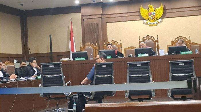 Saksi Muhammad Feriandi Mirza selaku Kepala Divisi Lastmile/ Backhaul BAKTI Kominfo saat memberi kesaksian soal uang Rp 500 juta yang perbulan yang diduga diterima Johnny G Plate melalui sekretarisnya Happy Endah Palupi.
