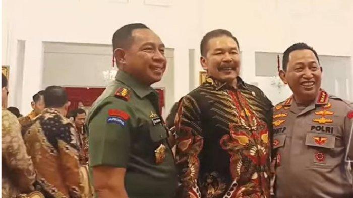 Kapolri Jenderal Listyo Sigit Prabowo foto bersama Jaksa Agung ST Burhanudin.