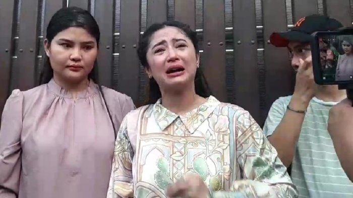 Sambil menangis Dewi Perssik menceritakan momen ia dibentak dan dimarahi Ketua RT setempat saat mediasi. Hal itu membuat Dewi terpancing dan mengamuk. Bahkan menurut Dewi, orang-orang di kubu Ketua RT membawa-bawa Ras atau kesukuan yakn suku betawi.