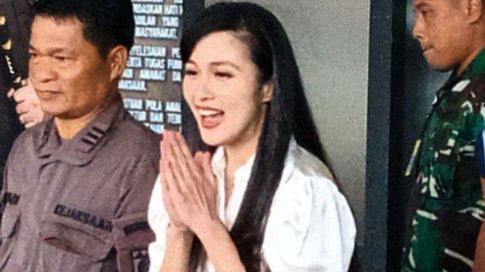 Pemain sinetron dan film Sandra Dewi selesai menjalani pemeriksaan di Kejaksaan Agung RI. 