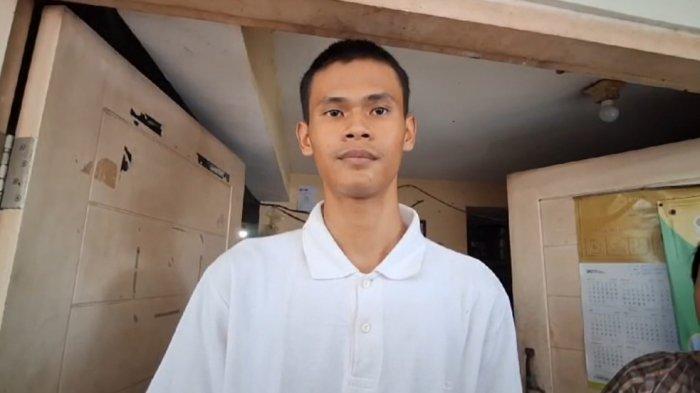 Satrio Mukti Rajajo (19) menceritakan detik-detik dirinya dibegal oleh 3 pelaku, saat ia hendak mengikuti tes masuk Bintara Polri, di Kebon Jeruk Jakarta Barat, Sabtu (11/5/2024) lalu. Menurut Satrio yang merupakan atlet karate, dirinya sempat berduel dengan pelaku dimana salah satunya bersenjata golok. Sementara Satrio dengan tangan kosong. Karenanya Satrio mendapat luka bacokan di tangan dan kaki.