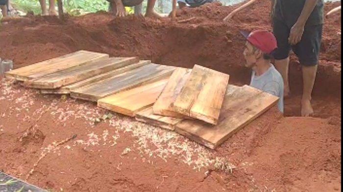 Satu keluarga di Cirendeu, Ciputat Timur, Tangerang Selatan, Banten Minggu (15/12/2024) yang ditemukan tewas akan dikuburkan.