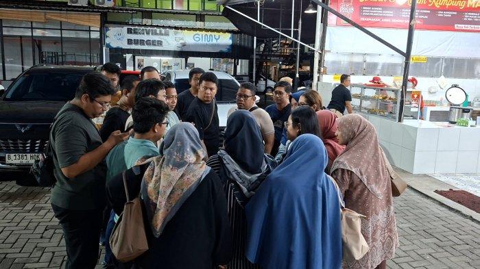 Sejumlah orang tua murid saat berkumpul mencari solusi keluhan terhadap sebuah sekolah swasta di Jalan Baru Perjuangan RT 04/RW 11 Marga Mulya, Kecamatan Bekasi Utara, Kota Bekasi , pada Sabtu (14/6/2025).
