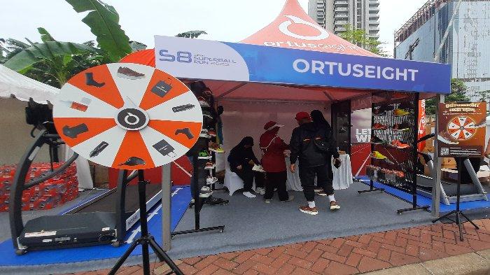 Sejumlah tenda sponsor yang turut memeriahkan perhelatan lomba lari marathon Superball Run 2023 di kawasan Epicentrum, Rasuna Said, Jakarta Selatan, Minggu (10/12/2023).