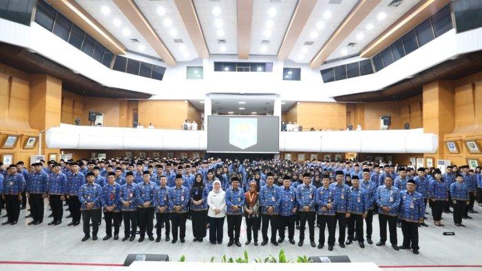 Sekjen Kemendagri Suhajar Diantoro memimpin pengambilan sumpah/janji jabatan pegawai negeri sipil (PNS) Tahun Anggaran 2023 di lingkup Kemendagri dan Badan Nasional Pengelola Perbatasan (BNPP) di Gedung Sasana Bhakti Praja Kantor Kemendagri, Jakarta, Rabu (13/12/2023).