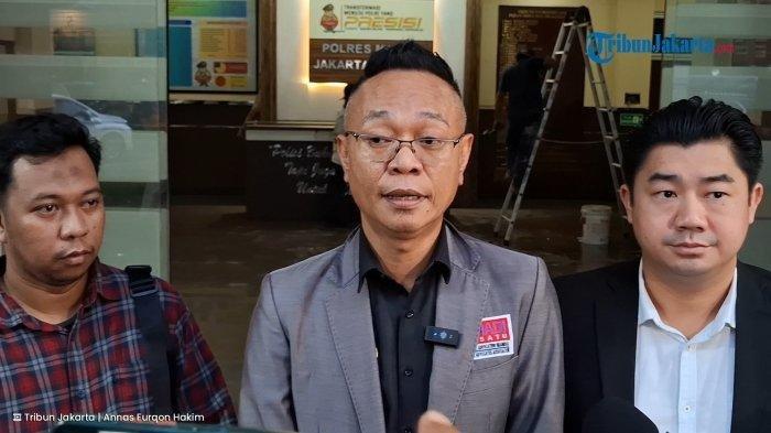 DALANG IJAZAH PALSU JOKOWI - Sekjen Peradi Bersatu Ade Darmawan (tengah), sosok yang pertama kali menyenggol Partai Demokrat sebagai dalang isu ijazah palsu Jokowi.