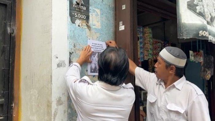Selebaran bergambar terduga pelaku penculikan dan pencurian dengan kekerasan disebar pihak SMPN 101 Jakarta usai siswinya diculik, Kamis (25/7/2024) lalu.