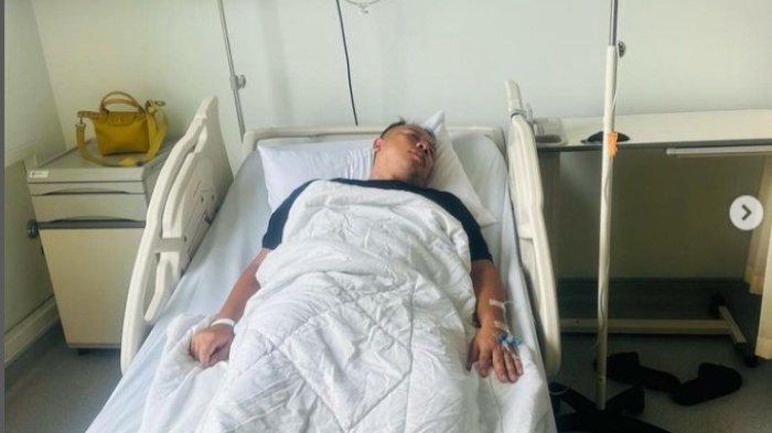 Selebriti Vicky Prasetyo memberikan kabar mengejutkan bahwa dirinya kini dirawat di rumah sakit. Belum diketahui sakit yang dideritanya 
