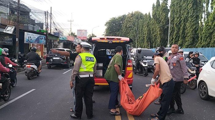 Seorang pengendara sepeda ontel tewas tertabrak truk ekspedisi di Jalan Raya Bogor tepatnya di depan PT Tokai, Cimanggis, Kota Depok, Kamis (7/3/2024) pagi. Jenazah korban yang tergeletak di Jalan Raya Bogor dievakuasi petugas.