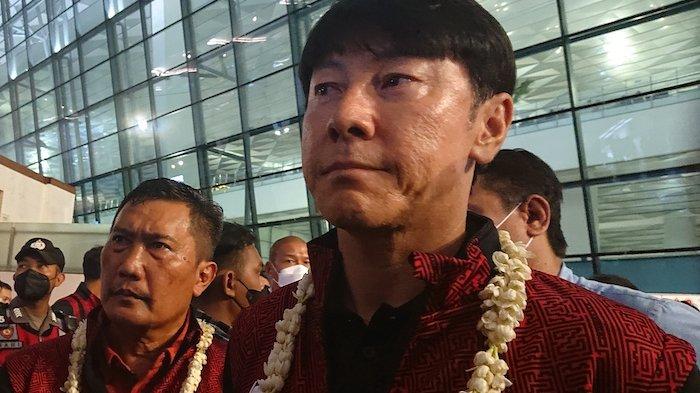 Pelatih Timnas Sepak Bola U23 Indonesia, Shin Tae Yong saat memberikan keterangan kepada awak media, Senin (23/5/2022) malam, di Bandar Udara Internasional Soekarno-Hatta, Tangerang