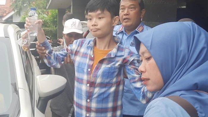 Siau Huang dideportasi kembali ke Taiwan ditemani tim dokter dan Siti Aisah mantan TKI asal Karawang