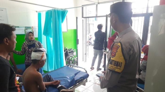 Siswa SMPN 2 Greged mendapatkan perawatan pasca ambruknya atap ruang kelas dan ruang guru di SMPN 2 Greged, Desa Sindang Kempeng, Kecamatan Greged, Kabupaten Cirebon pada 12 Januari 2024