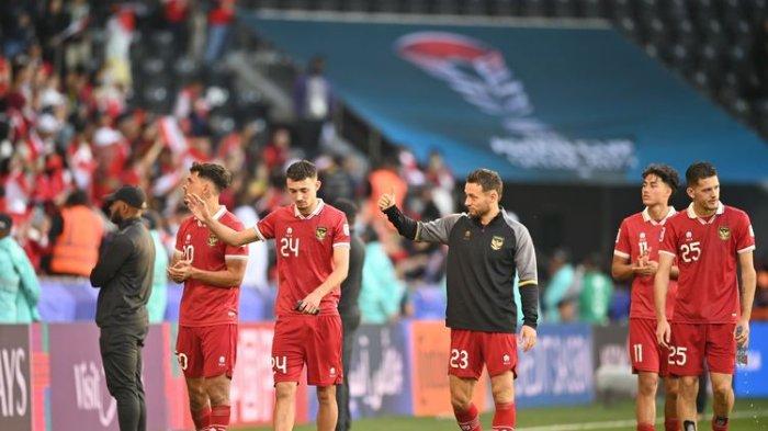 Pesepak bola Timnas Indonesia melambaikan tangan ke suporter setelah kalah dari Timnas Australia seusai pertandingan babak 16 besar Piala Asia 2023 di Stadion Jassim Bin Hamad, Doha, Qatar, Minggu (28/1/2024). Indonesia kalah dari Australia dengan skor 0-4.