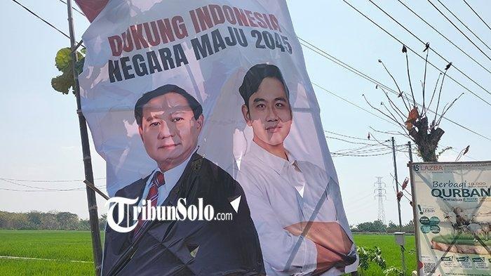 Baliho bergambar Prabowo Subianto dan Gibran Rakabuming Raka terpasang di Jalan Gemolong-Sragen, Senin (18/9/2023).