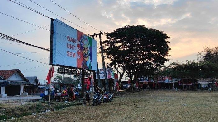 Spanduk PDIP dan Ganjar Pranowo dipasang di lokasi acara Anies di Lapangan Warung Awi, Desa Bongas, Kecamatan Cililin pada Minggu (8/10/2023)