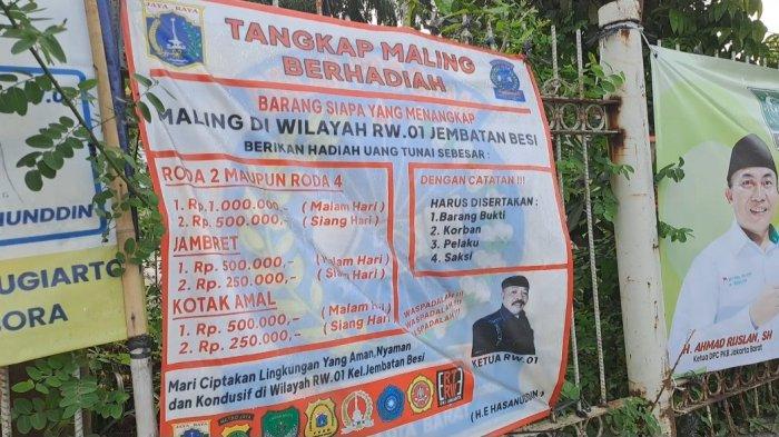 Spanduk sayembara yang terpasang di sejumlah titik wilayah RW 01 Jembatan Besi, Tambora, Jakarta Barat.