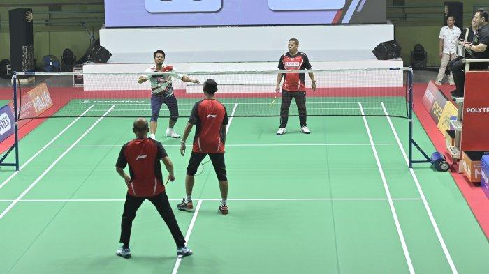 LAGA PERSAHABATAN - Pertandingan persahabatan antara Tontowi Ahmad/Prof Suharnomo (atas) melawan Sigit Budiarto/Heru Susanto di sela-sela peresmian Stadion Bulu Tangkis di lingkungan Kampus Universitas Diponegoro, Tembalang, Semarang, Jawa Tengah, Senin (2/6/2025). Stadion ini diharapkan membuat mahasiswa Undip memiliki wadah untuk menekuni olahraga bulu tangkis.