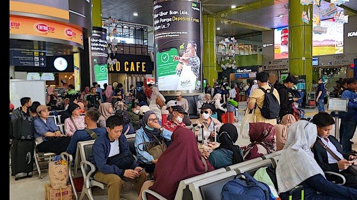 STASIUN GAMBIR - Meski Hari Raya Idulfitri 1446 Hijriah sudah lewat, namun masih banyak para pemudik yang memanfaatkan momentum liburan ini untuk pulang ke kampung halamannya. Pada H+2 lebaran atau Rabu (2/4/2025), pemudik masih memadati Stasiun Gambir, Jakarta Pusat.