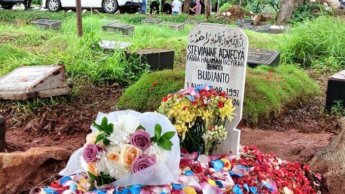 Jenazah selebgram Stevie Agnecya dimakamkan di TPU Tanah Kusir, Jakarta Selatan, Jumat (22/3/2024) siang. Sebelum dimakamkan, jenazah Stevie Agnecya disemayamkan di rumah duka, kawasan Bintaro, Tangerang Selatan.