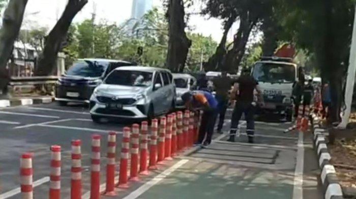 Stick cone atau tiang pembatas jalur sepeda dicopot oleh petugas Dishub DKI Jakarta. Stick cone yang dicopot itu berlokasi di Jalan Glora I Senayan, Tanah Abang, Jakarta Pusat.