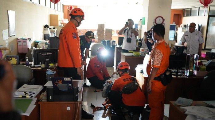 Suasana  Gladi Simulasi Penanggulangan Bencana Gempa dan Kebakaran di Kantor Walikota Administrasi Jakarta Selatan pada Rabu (30/10/2024).
